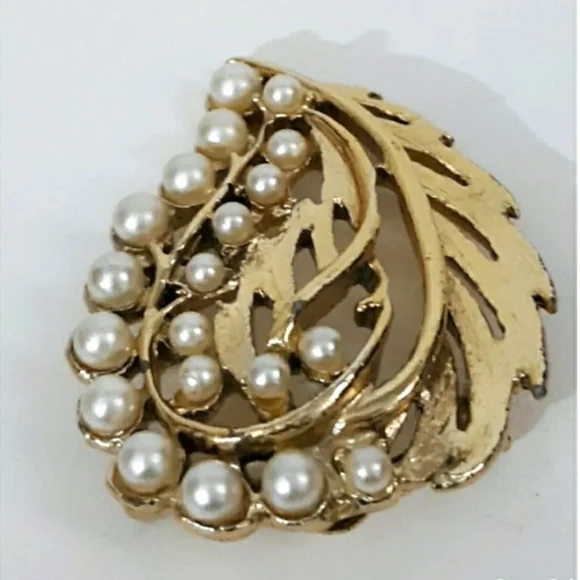 Vintage faux pearl Goldtone womens pin Jewelry - Picture 6 of 7